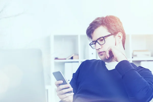 Empresario escribiendo SMS en el teléfono inteligente — Foto de Stock