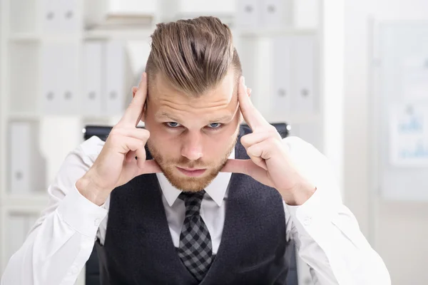 Joven hombre de negocios pensando mirando la cámara — Foto de Stock