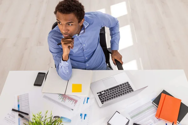 Jeune homme d'affaires au travail — Photo