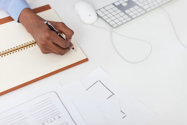 Uomo scrittura a mano nel quaderno — Foto Stock