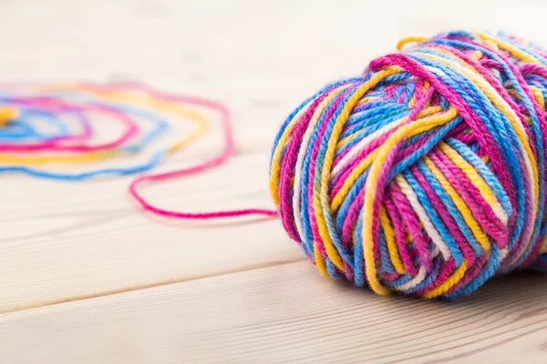 Ahşap masa üzerinde büyük paket