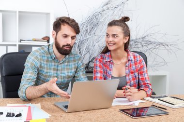 Genç adam, bilgisayar ekranından izlerken kadın ise işaret