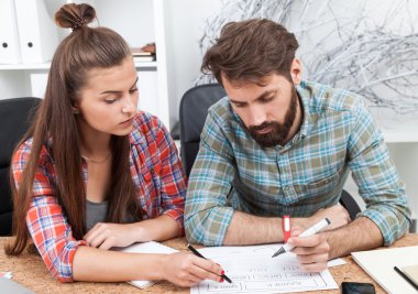 İki arkadaşları birlikte ofiste çalışan