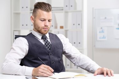 Oturma ve yazma genç işadamı