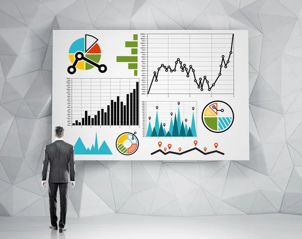 Affärsman i kostym framför diagram skiss — Stockfoto