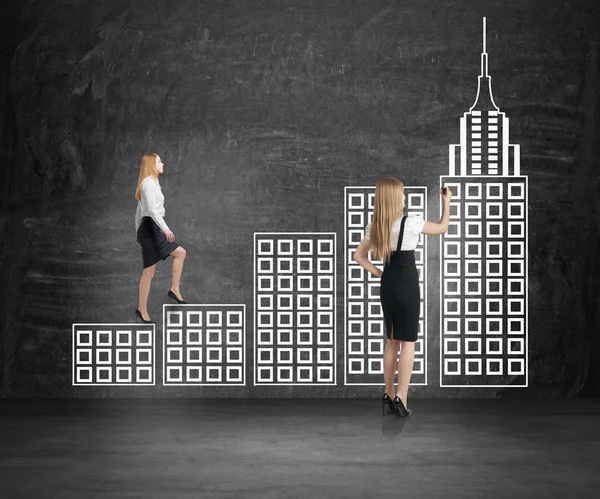 Businesswoman climbing city ladder — Stock Photo, Image