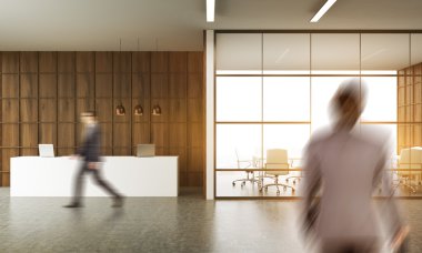 Ofis çalışanları koridor içinde