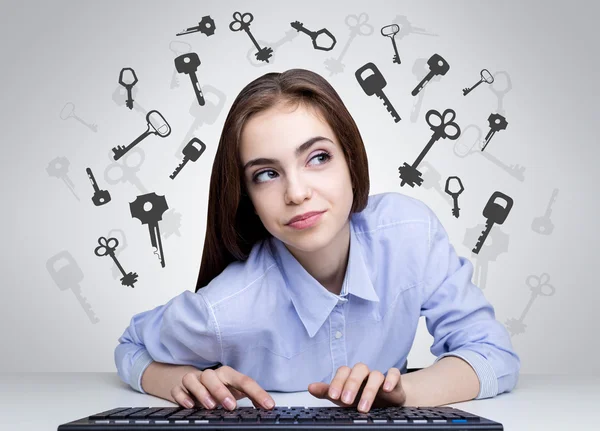 Chica con teclado en busca de solución — Foto de Stock