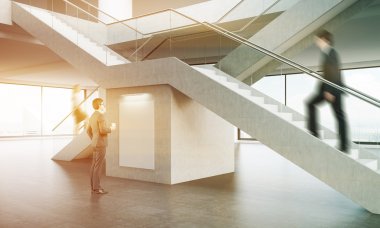 merdivenlerde insanlar