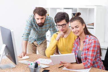 Tablet ekranına proje geliştirme yi düşünen bir grup iş arkadaşı.