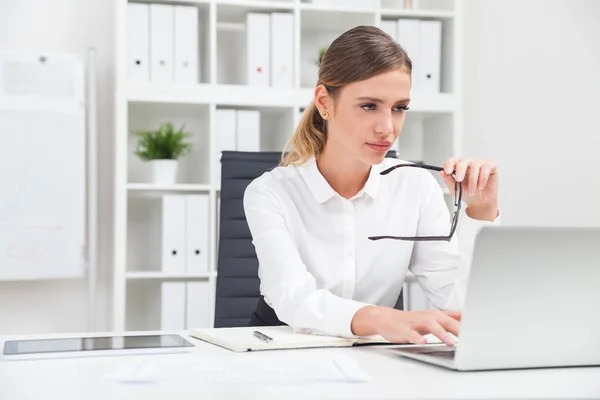 Mujer escribiendo en el teclado del ordenador portátil — Foto de Stock