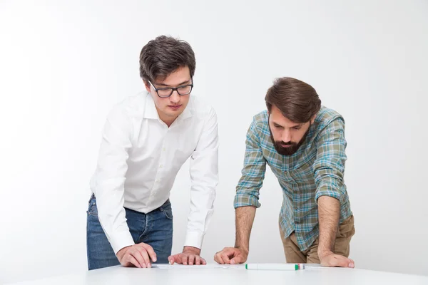 Άνδρες που εξετάζουν σχεδιαγράμματα — Φωτογραφία Αρχείου