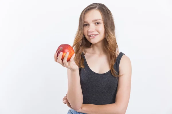 Κορίτσι με τζιν με κόκκινο μήλο — Φωτογραφία Αρχείου