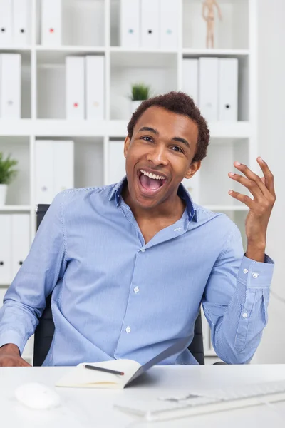 Fekete férfi nevetve — Stock Fotó