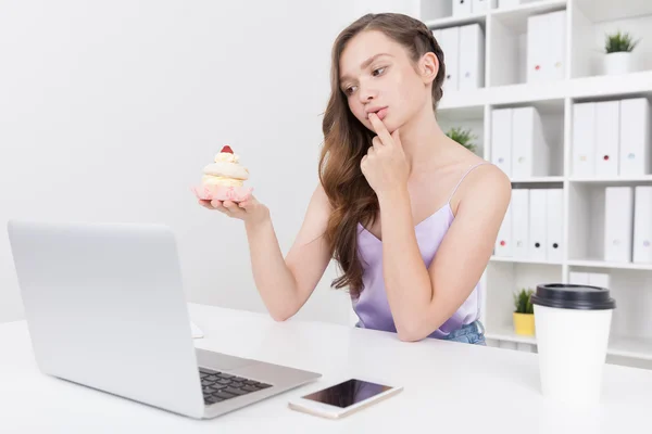 Chica a punto de comer cupcake — Foto de Stock
