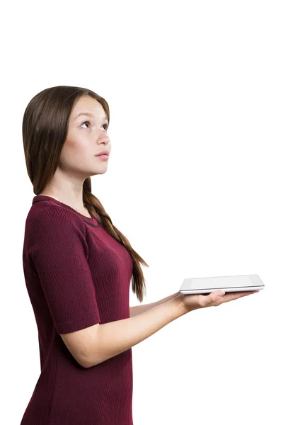 Menina com trança segurando comprimido — Fotografia de Stock