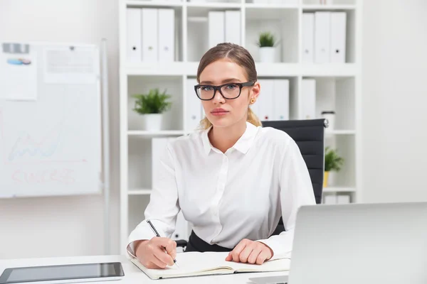 Señora de los negocios buscando serio —  Fotos de Stock