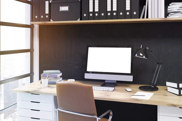 Scrivania ufficio con lampada e computer . — Foto Stock