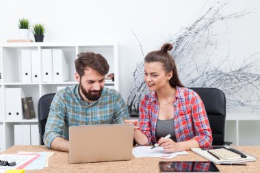 İş yerinde güzel meslektaşları