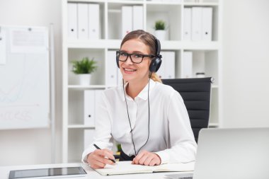 Kulaklığımda gülümseyen kadın