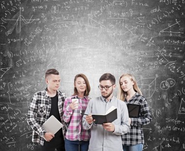 Kara tahtaya yakın üniversite öğrencileri