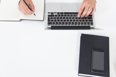 ofis çalışanı onun işyerinde