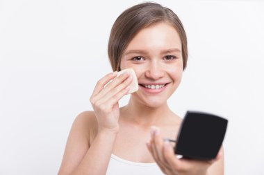 Kendine dikkat çekici kız