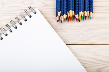 Defter ve pecils ahşap masa