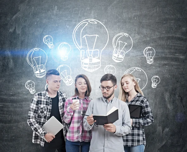 Studenti vicino alla lavagna — Foto Stock