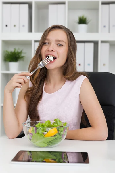 Lady eating salad — Stock Fotó
