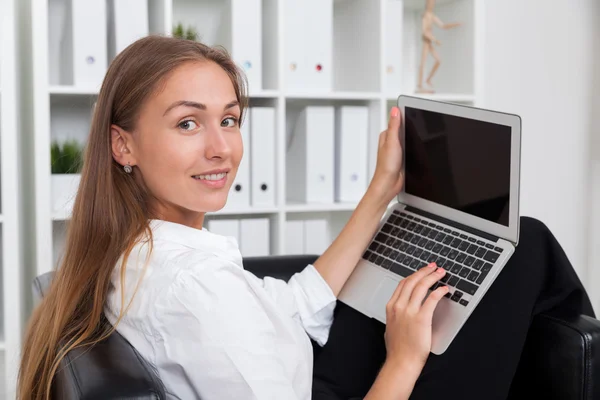 Усміхнена дама працює з ноутбуком — стокове фото