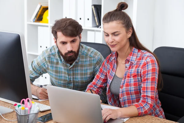 Erkek ve kadın birlikte çalışan inşaat ofis şirket. İşbirliği kavramı — Stok fotoğraf