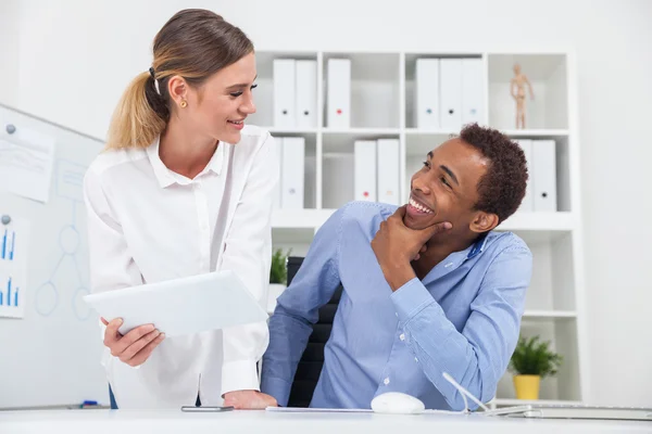 Hombre mirando a su colega y sonriendo. Ella le está dando instrucciones. Concepto de buenas relaciones en la empresa —  Fotos de Stock