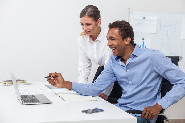 Стоячая женщина и сидящий мужчина
