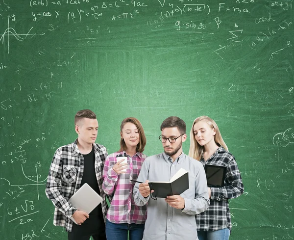 Estudantes perto de quadro verde — Fotografia de Stock