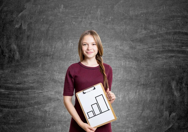 Junge Frau mit Grafik auf Klemmbrett — Stockfoto