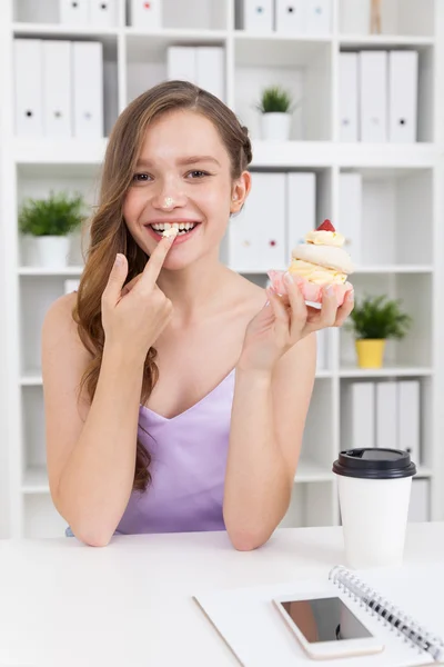 Chica comiendo crema — Foto de Stock
