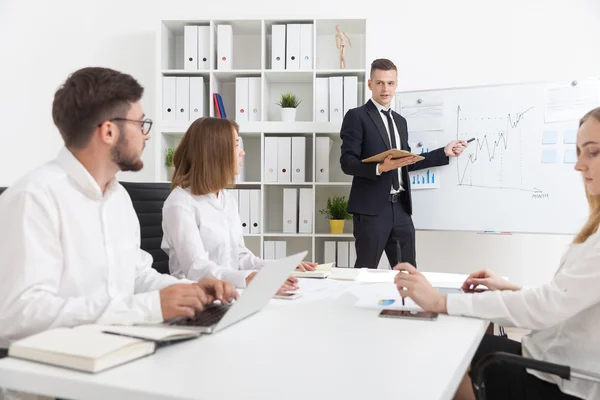 Ondernemers samenwerking tijdens bijeenkomst — Stockfoto