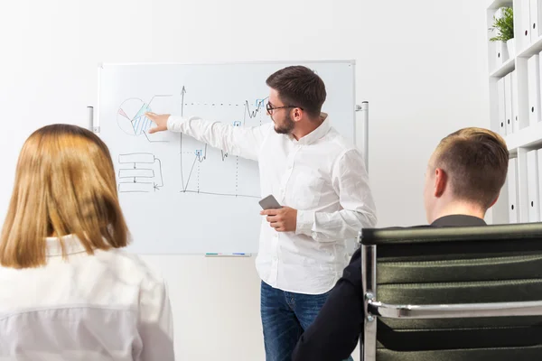 Homem apontando para o diagrama da torta — Fotografia de Stock