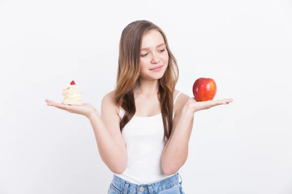 Chica en jeans con manzana y magdalena —  Fotos de Stock
