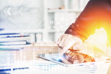 Tablet ekran dokunaklı işadamı