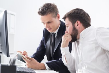 İş adamları iş sorunları tartışıyor