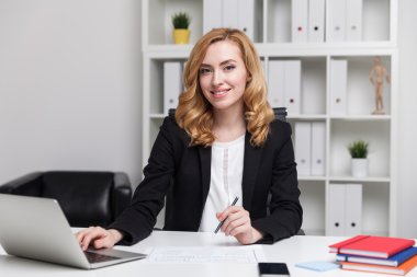 Gülümseyen ve tipik iş kadını