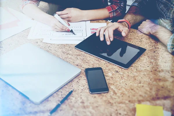 Uomini d'affari che lavorano insieme in ufficio — Foto Stock