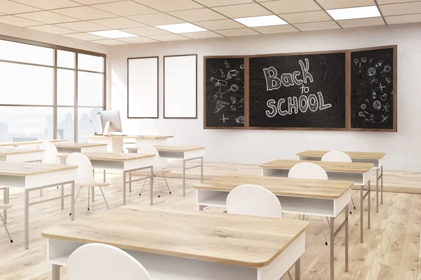 Interior da sala de aula. Blackboard e cartazes na parede, cadeiras de plástico, mesas de madeira. Conceito de boa educação. De volta à escola. renderização 3d. Faz asneira. — Fotografia de Stock