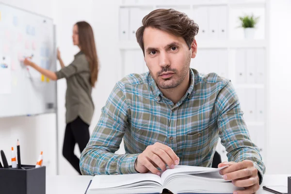 Trabalhos de escritório em curso — Fotografia de Stock