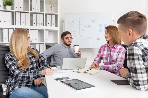 Ora di pranzo in ufficio — Foto Stock