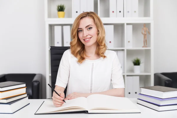 Autor aclamado escribiendo su nuevo libro en la oficina con librería. Concepto de trabajo creativo y sus retos —  Fotos de Stock