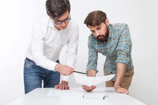 Uomo che trova errore — Foto Stock