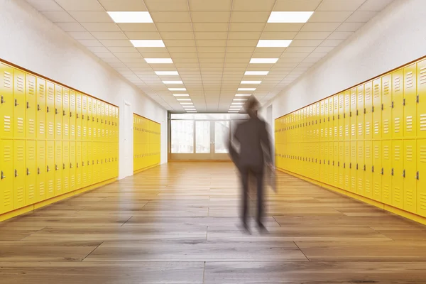 Самотній студент в шкільному коридорі — стокове фото
